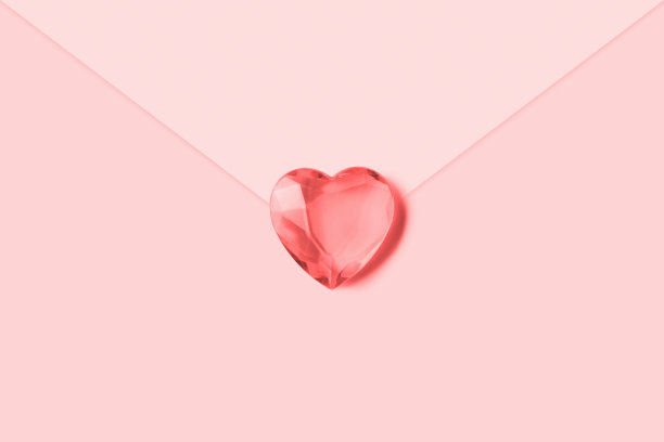 粉色心形钻石信封，献给2019年情人节或婚礼。图片下载