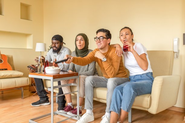 快乐的年轻多元文化朋友在家一起看电影，共度美好时光图片下载