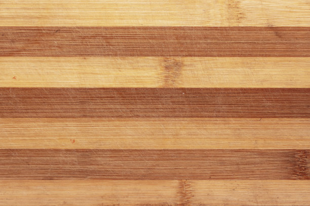 一个带条纹的木刻菜板的表面。图片下载