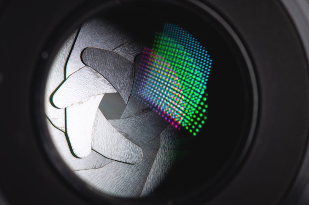 特写相机的镜面镜头，带有光圈的前镜头和来自光源的高光图片下载