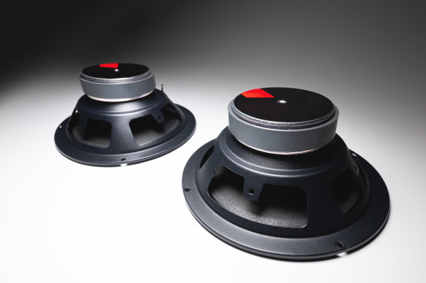 两个新的汽车扬声器在白色背景的对比光。广角音频背景图片下载