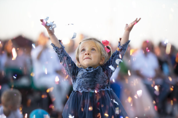 有趣的小女孩在度假。图片下载