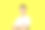 快乐微笑的白人20岁男人在黄色的背景。轻便的衣服。副本的空间。影棚拍摄图片下载