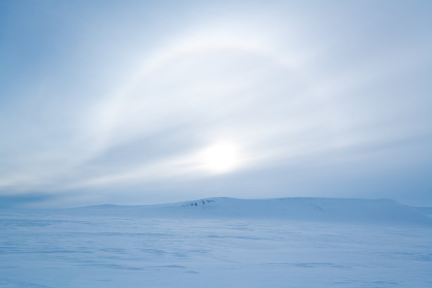 寒冷的斯瓦尔巴特群岛上的光环效应——在斯瓦尔巴特群岛太阳周围可见的光圈。图片下载