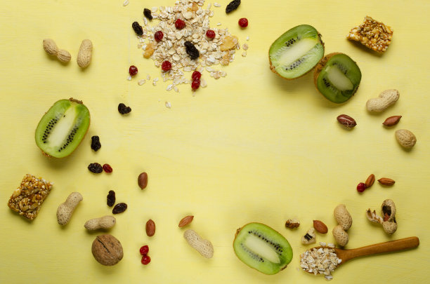 俯视图猕猴桃，坚果，浆果，葡萄干，干燕麦片，脆的减肥棒。文本的空白。健康饮食图片下载