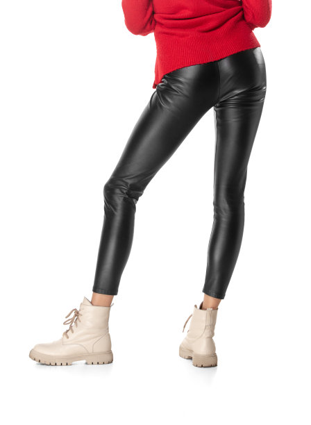 匀称的女性腿在黑色打底和靴子孤立的白色背景。图片下载