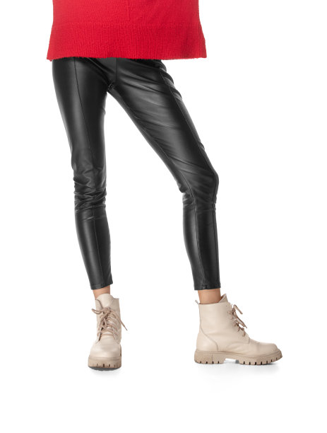 美丽的女性腿在黑色打底和靴子孤立的白色背景图片下载