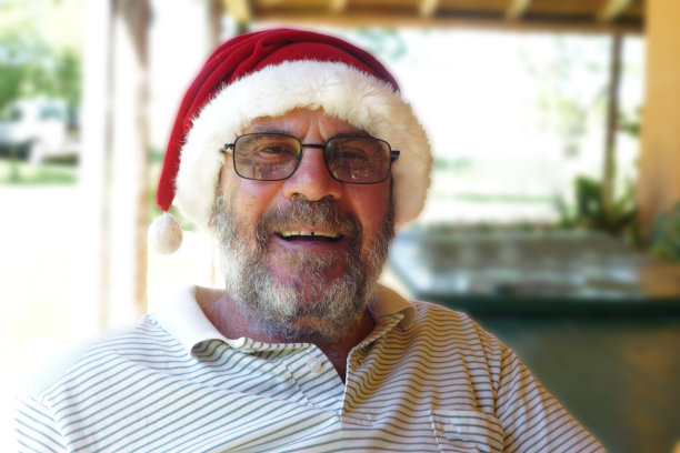 戴圣诞帽的爷爷和孙子图片下载