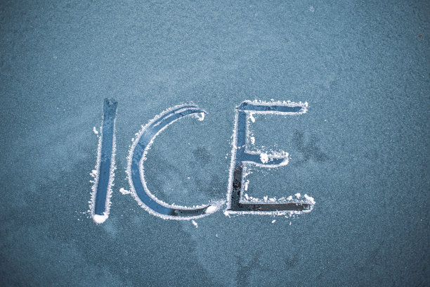 在一辆结霜的汽车挡风玻璃上，手写着“ICE”一词图片下载