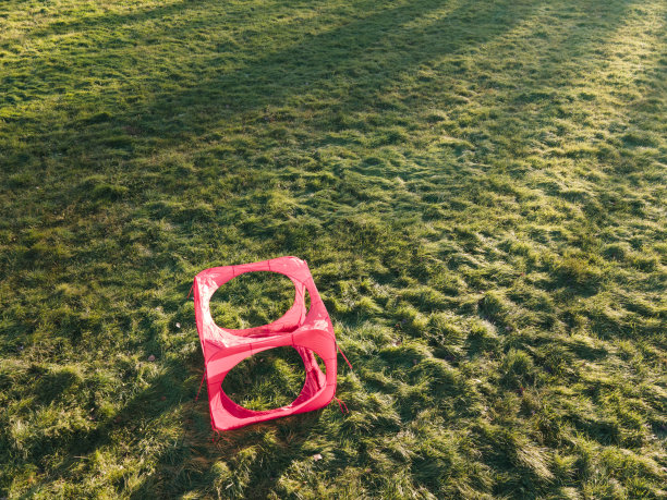 带圆孔的帐篷，供FPV无人机通过图片下载