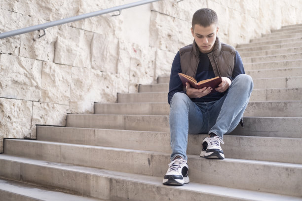 一个拿着书的男学生的肖像图片下载