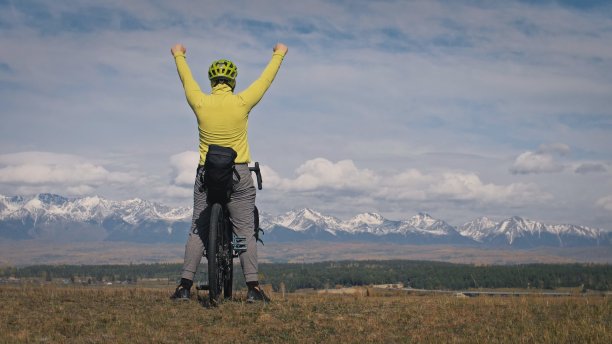 该男子在混合地形自行车旅行与自行车包装。旅行者带着自行车包旅行。体育旅游bikepacking。图片下载