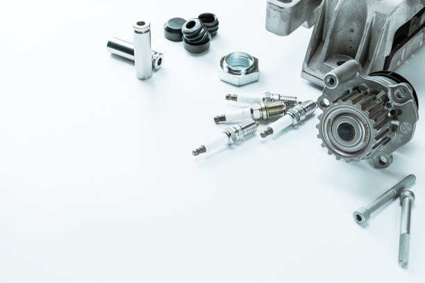 沉默的街区。一套新的金属汽车零件。汽车机械备件或汽车零件隔离在白色背景上。机械齿轮技术。图片下载