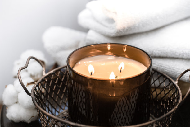 温馨的组成与燃烧的蜡烛在烛台近距离。图片下载