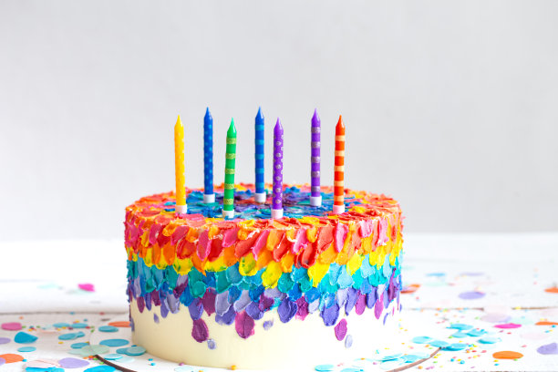 手工制作的五彩缤纷的大生日蛋糕和五彩缤纷的蜡烛。图片下载