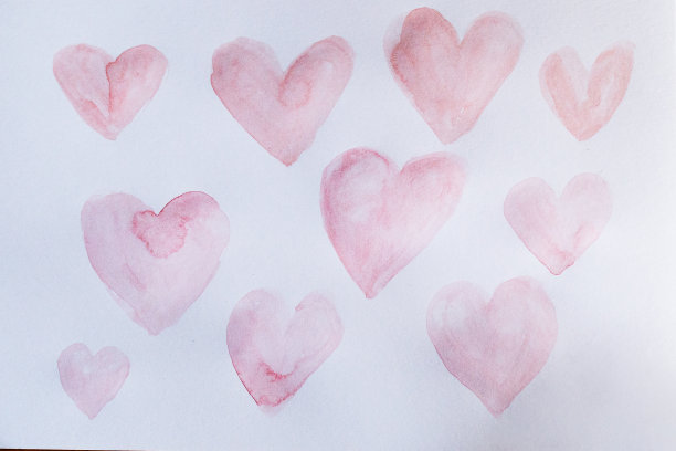 水彩粉色心在白色的背景。情人节的概念图片下载