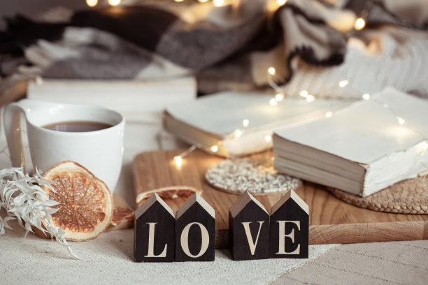 舒适的家庭组成与装饰字爱在模糊的背景与散景。图片下载