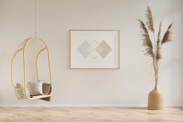 这是一间阳光明媚的房间，在一张挂竹椅子和插在柳条花瓶里的潘巴斯草之间有一张水平海报，地板是拼花地板。图片下载