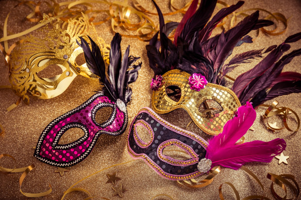 各种各样的威尼斯狂欢节面具在金色的背景图片下载