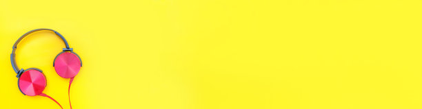 黄色背景上的红色耳机。极简简单的照片耳机与复制空间，横幅。红色dj耳机与电缆隔离在彩色的背景下，平躺俯视图。音乐的概念图片下载