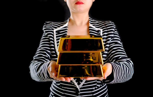 拿着金条的女商人图片下载