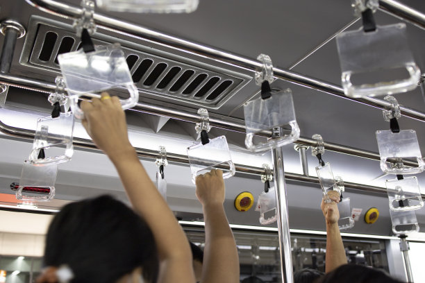 吊架公交车手污染病毒COVID-19传染病公共交通工具图片下载