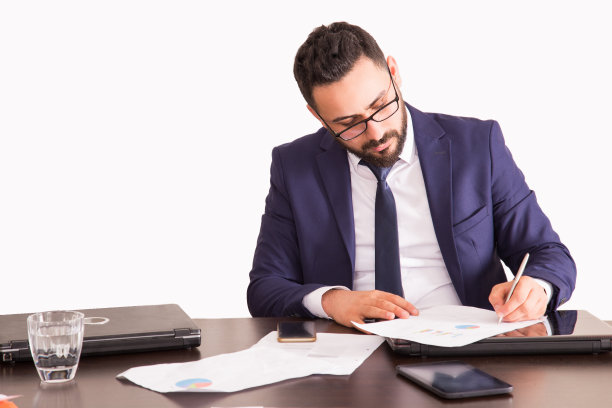 年轻的商人穿着优雅的西装坐在办公桌前，在团队中一起工作，与文件签署合同，手指，笔在剪贴板上，文件夹与文件，商业计划。在白色背景上隔离图片下载