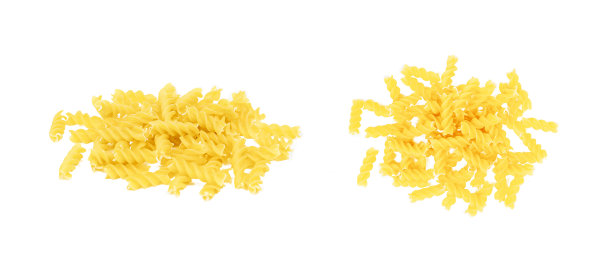俯视图的黄色未煮的意大利面设置孤立的白色背景图片下载