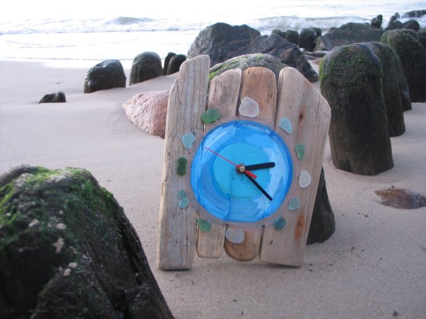 海滩上的浮木钟图片下载