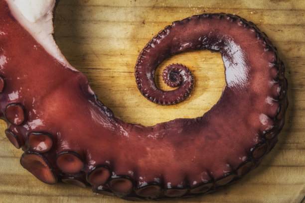 用木盘烹制章鱼，这是一道传统的加利西亚菜，叫做“章鱼”。图片下载