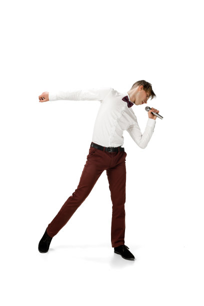 快乐的年轻人穿着休闲服装或套装跳舞，重塑了文化史上名人的传奇动作图片下载