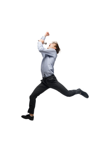 快乐的年轻人穿着休闲服装或套装跳舞，重塑了文化史上名人的传奇动作图片下载