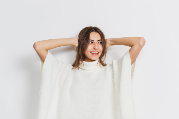 美丽的女人的肖像孤立在白色的工作室背景。舒适、温暖的冬季概念图片下载