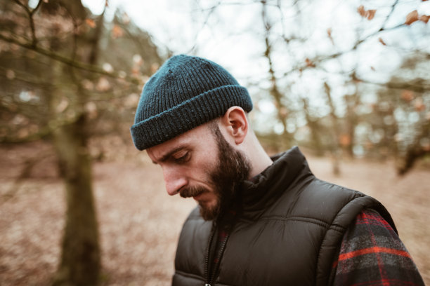 伐木工人戴着针织帽在野外图片下载