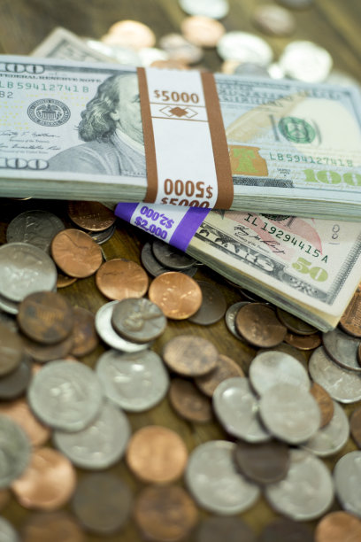 美国硬币，散落在桌上。图片下载