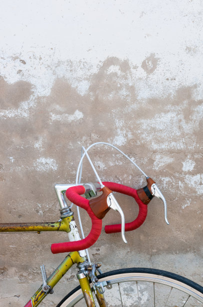 一个红色车把的老式赛车的特写。图片下载