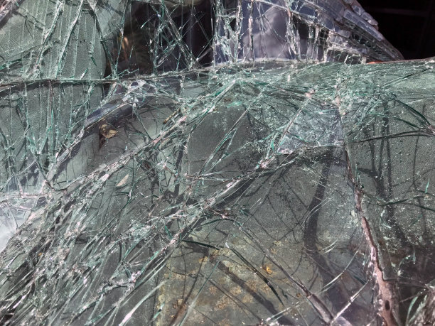 汽车挡风玻璃碎了图片下载