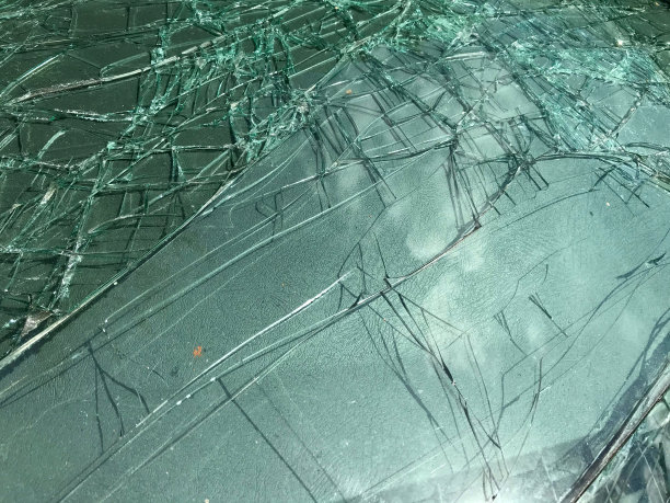 汽车挡风玻璃碎了图片下载