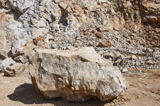 露天采石场。不同音调的石头。采矿行业。自然资源图片下载