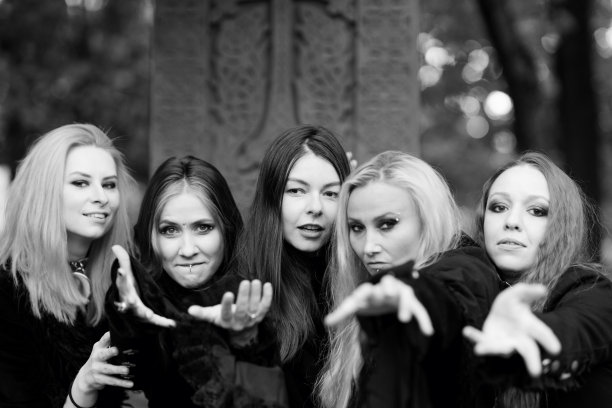 女巫集会，一群不同的朋友作为女巫遇到万圣节。图片下载