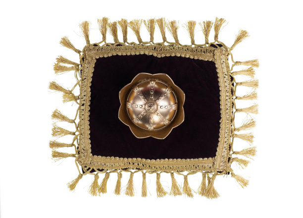 皇冠上的枕头孤立在白色的背景图片下载