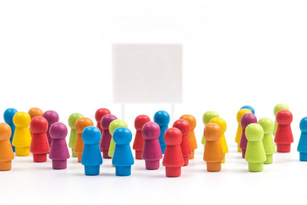 人群注视着那个标志图片下载