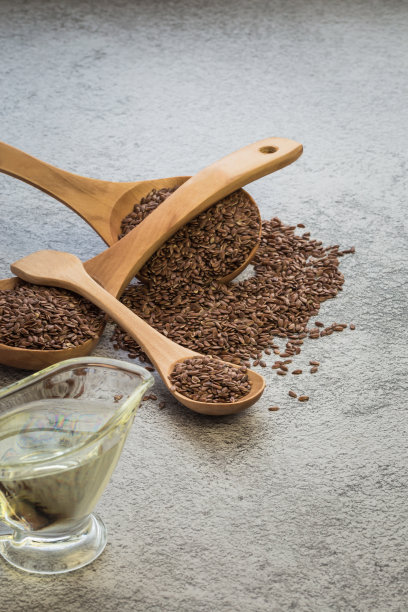 亚麻籽油和亚麻籽植物来源的omega-3，降低胆固醇，用于食物作为膳食沙拉酱，在美容，在草药图片下载