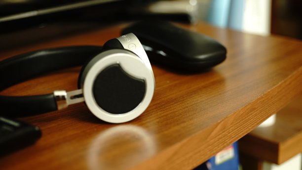 耳机在桌子上图片下载