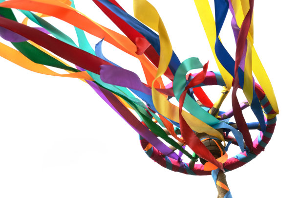 大的节日马车轮与五颜六色的丝带隔离图片下载