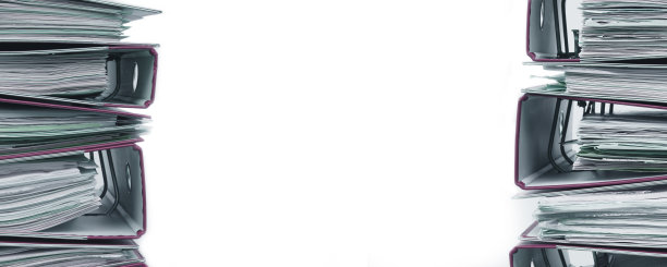 大摞的活页夹孤立在白色的背景上，办公室里的文件混乱不堪，中间有拷贝空间的文件夹被夹起来图片下载