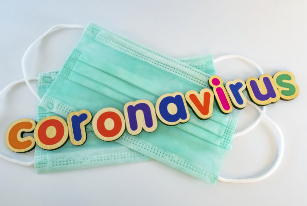 白色背景上的冠状病毒和口罩图片下载