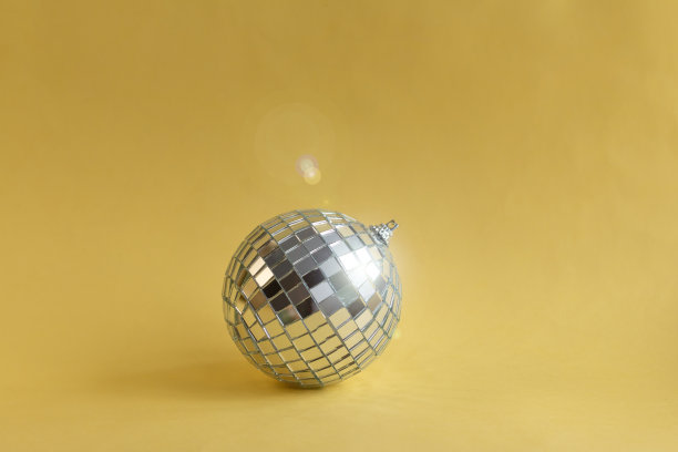 黄色背景上的迪斯科球图片下载
