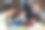 一个女孩和她的父母在餐桌上做她的家庭作业图片下载
