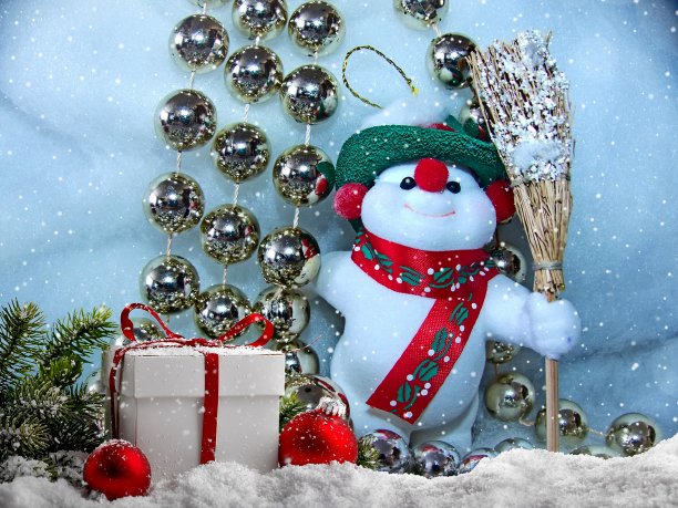 欢乐雪人的背景圣诞珠子。新年的玩具。节日卡片。圣诞快乐，新年快乐!节日的背景。图片下载